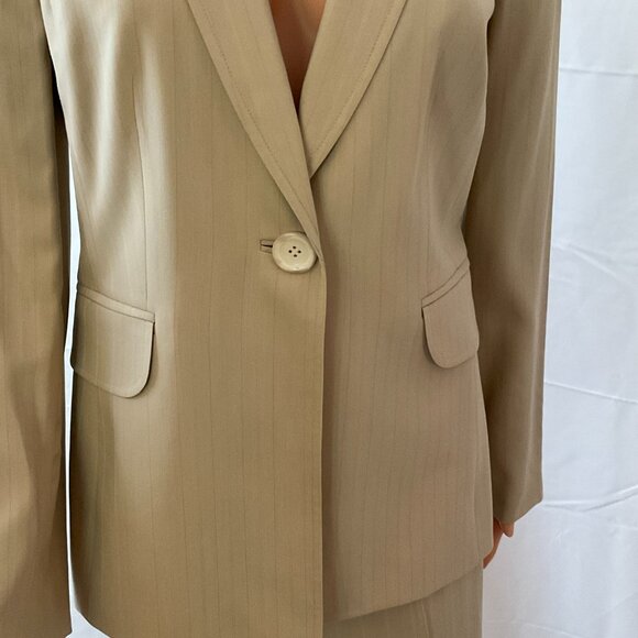 Ann Taylor Beige Pin-Striped 2-Piece Pant Suit / Size 6 / Class/Chic/Timeless - Picture 2 of 8